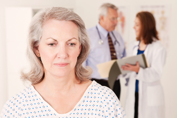 traurige Frau im Krankenhaus