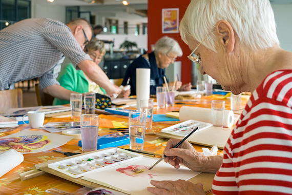 ältere Menschen malen unter Anleitung