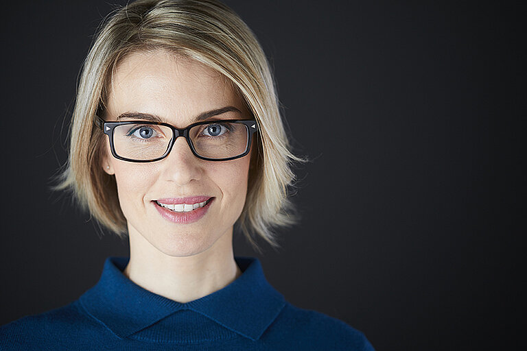 lächelnde Frau mit Brille