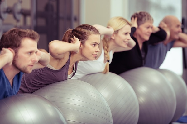 Sportgruppe mit Bällen