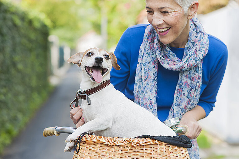 lachende Frau auf einem Fahrrad