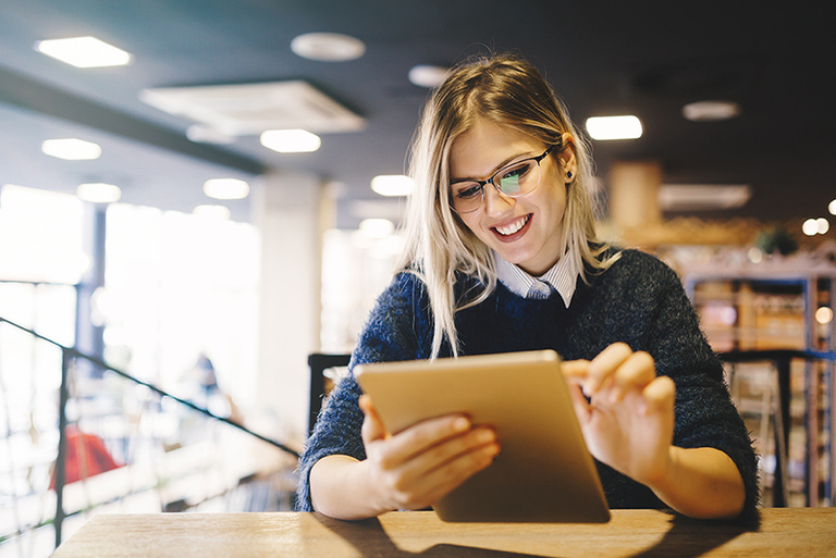 eine Frau tippt etwas in ein Tablet