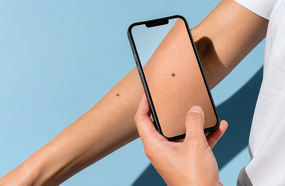 ein Handy und ein Arm