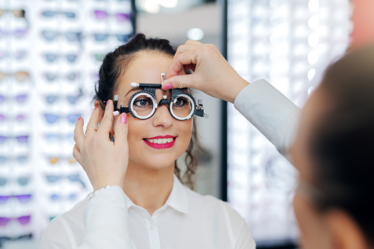 Junge Frau beim Optiker